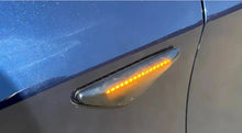 Dynamic turn signal on car