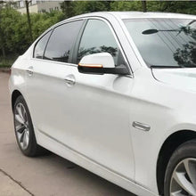 Dynamic turn signal on car