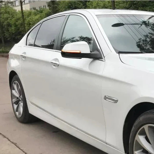 Dynamic turn signal on car