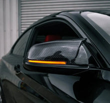 Mirror cover M style carbon with dynamic indicator on car